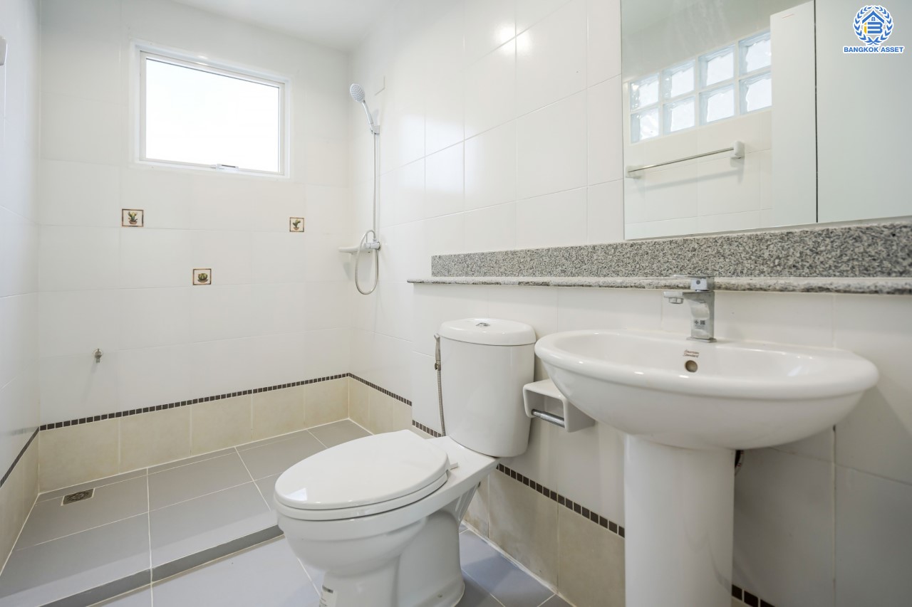 บ้านมือสองตกแต่งใหม่ ม.ชลลดา วัดลาดปลาดุก หลังมุม คุณภาพระดับ L&H บนเนื้อที่ 57.6 ตร.ว. ฟังก์ชัน 3 ห้องนอน 2 ห้องน้ำ 2 ที่จอดรถ บนทำเลศักยภาพ เพียง 15 นาทีถึง เซ็นทรัลเวสท์เกต ใกล้รถไฟฟ้าสายสีม่วง "สถานีคลองบางไผ่"...